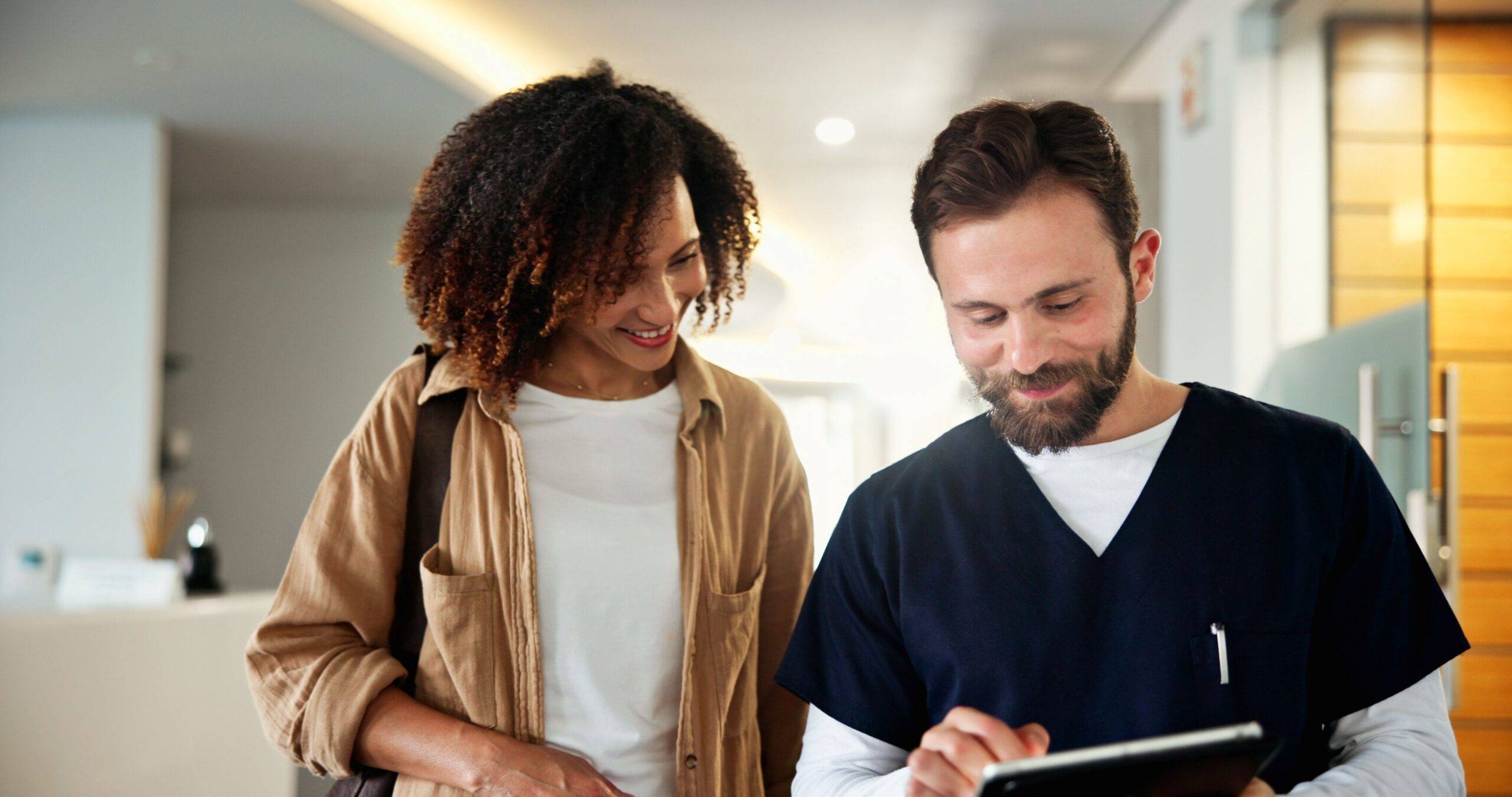 Patientin spricht mit Kieferorthopaede in moderner Praxis – persoenliche Beratung und digitale Zahnkorrektur in Essen