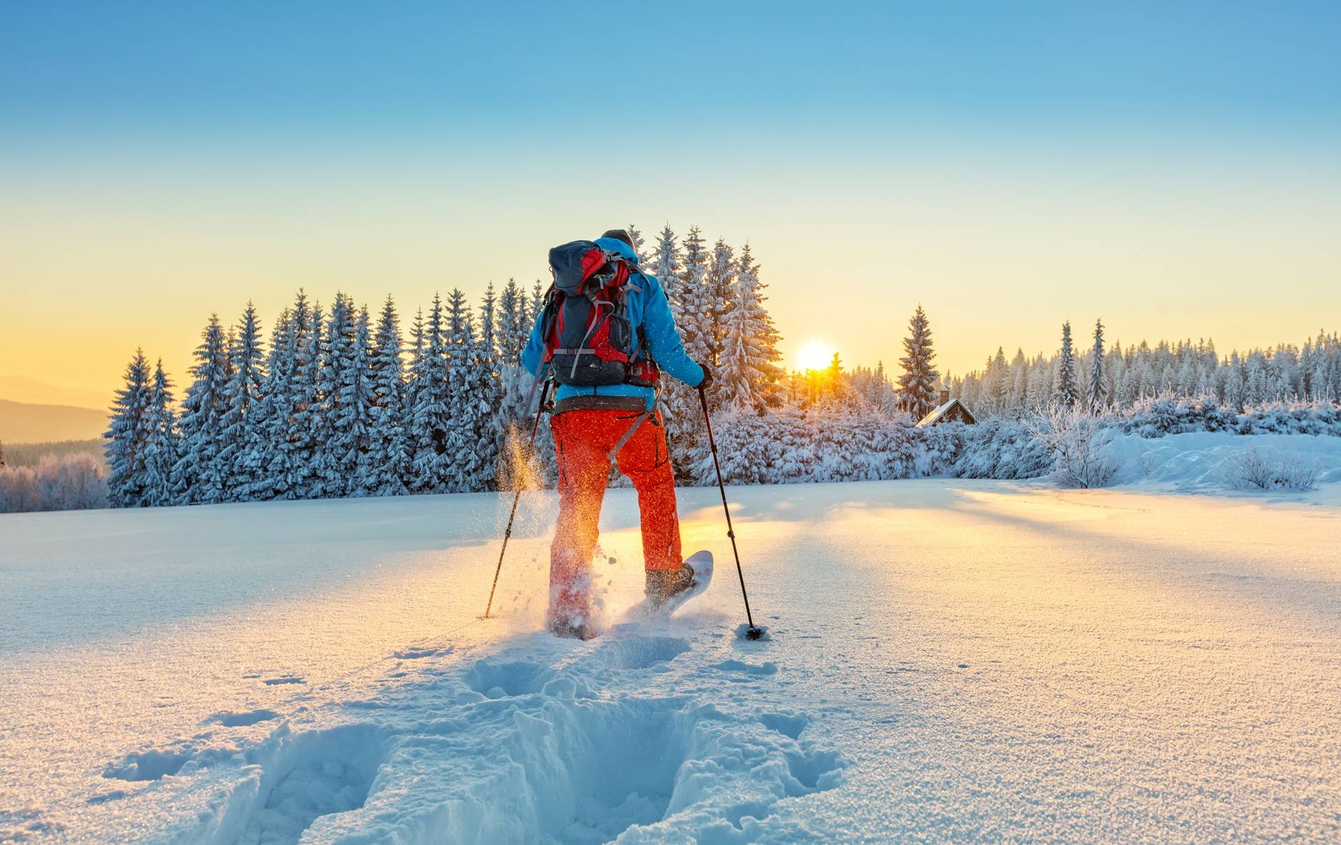 Wanderer mit Schneeschuhen in Winterlandschaft | Bauer Schlittschuhe