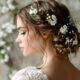 Detailaufnahme einer Brautfrisur mit weissen Blüten | Brautmode Hamburg