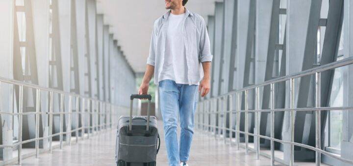 Mann mit Koffer im Flughafen-Terminal | Escort Düsseldorf